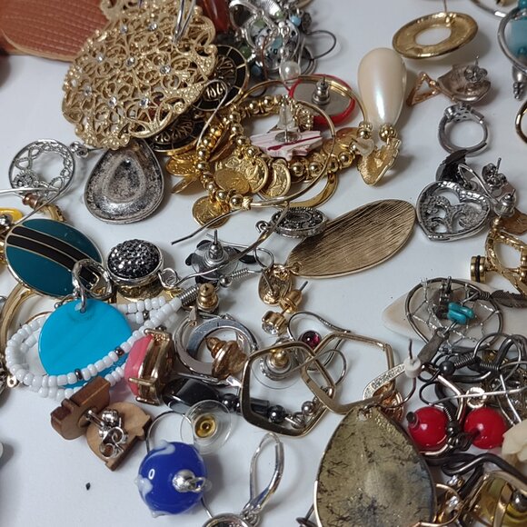 1.5 Pound Pile Of Earring Pairs - Picture 13 of 16